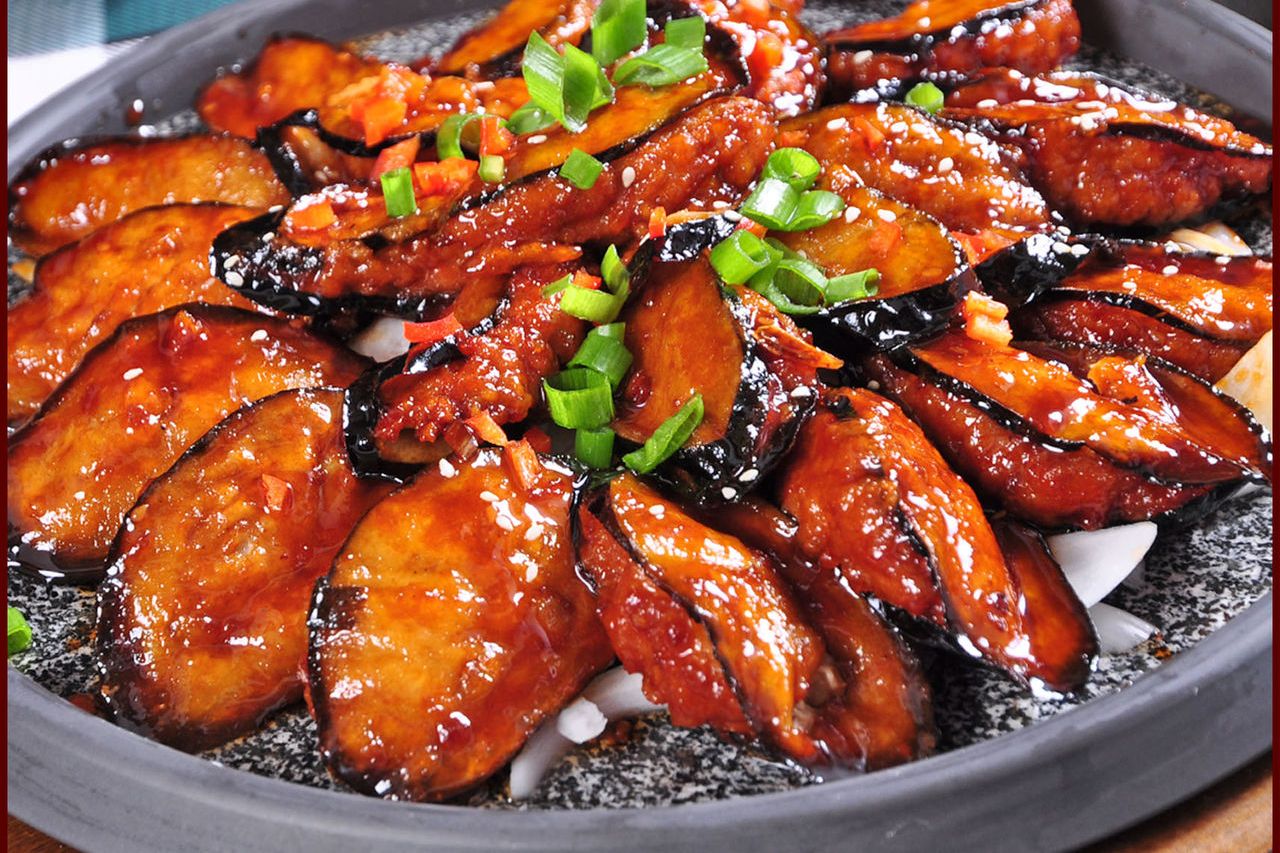  p>烧茄夹是一道简单的家常菜,主料是 a target="_blank" href="/item