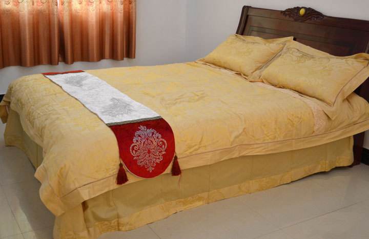  p data-id="go0bjlf9a0">床旗又名床尾巾是