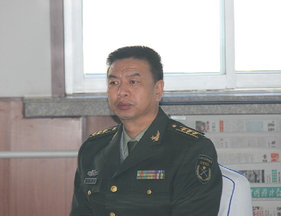  p>徐克峰,一九六七年十月出生,原籍黑龙江省依兰县,现任肇东市市委