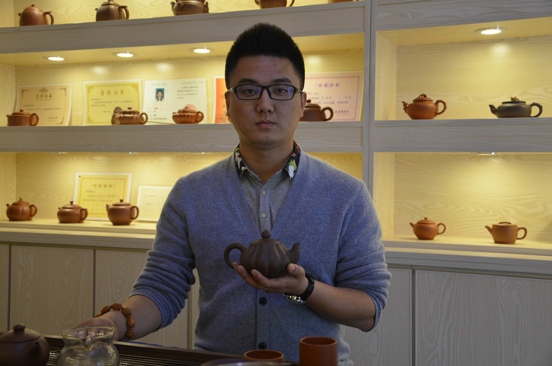 target="_blank" href="/item/宜兴">宜兴 /a>人,紫砂壶陶艺师