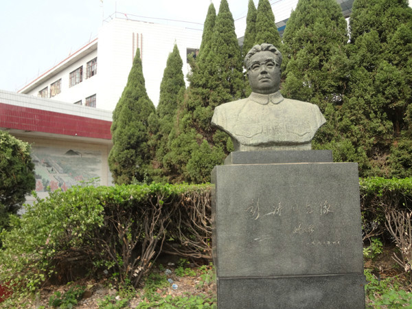  p>江西省鄱阳中学始创于1902年,学校坐落在风景秀丽的 a href="#"