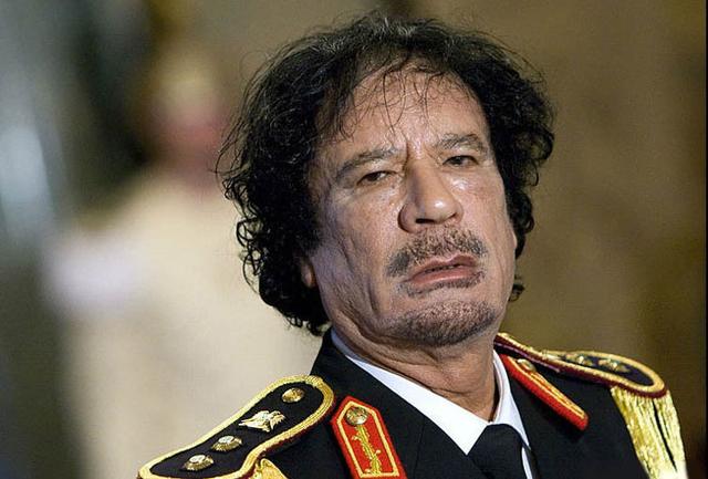 卡扎菲那么有钱，为啥不选择逃亡，而是待在国内被民众虐杀？_百科TA说
