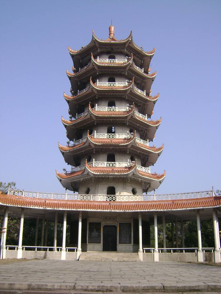  p>孤峰塔坐落在与常德城隔江相望的德山孤峰岭.