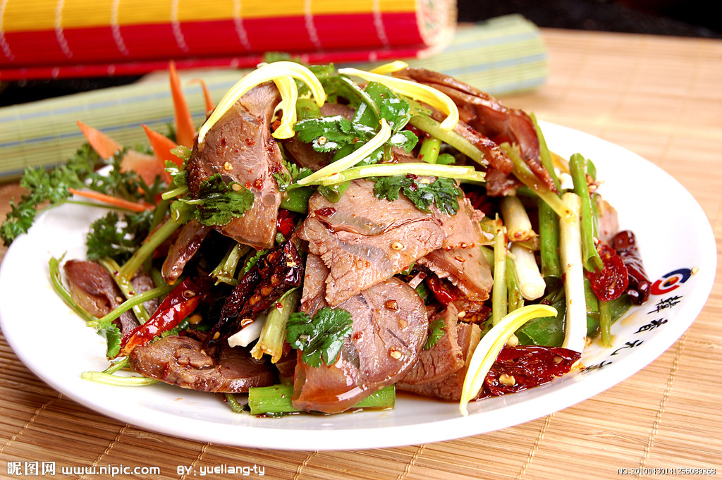 锅中烧水,水开后放入牛腱子肉,煮出血沫后熄火,捞出; /p> p data-id=