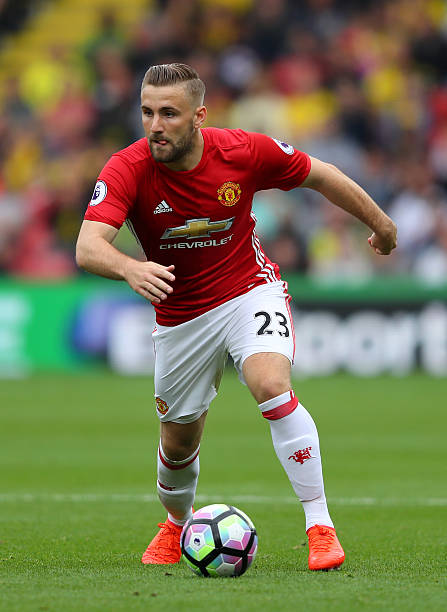  p>卢克·肖(luke shaw),1995年7月12日出生于英国伦敦的泰晤士河畔