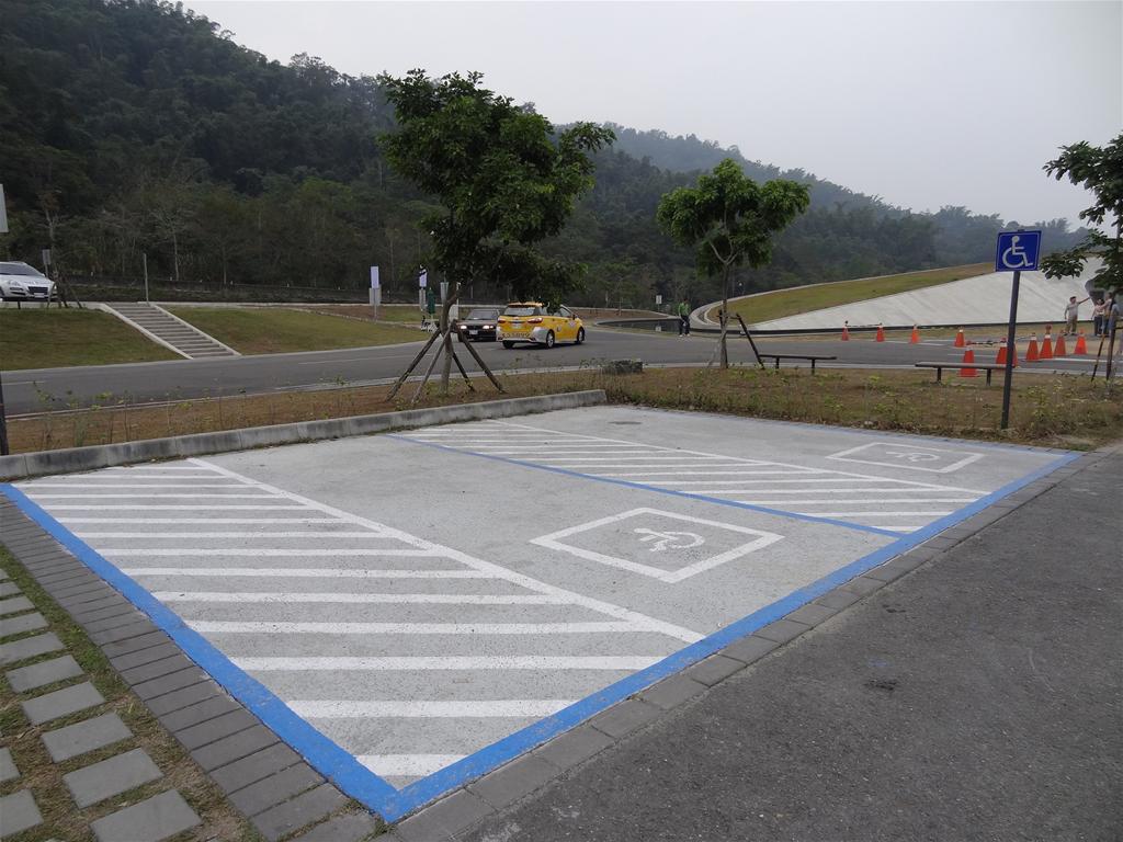  无障碍停车位是指为肢体残疾人驾驶或者