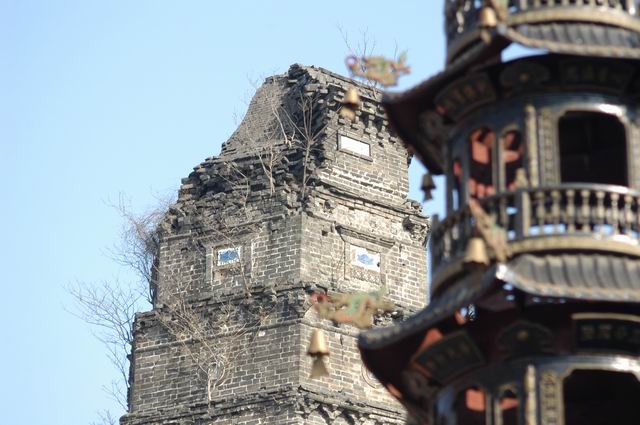 data-lemmaid="211125">六安市 /a>素有"双塔摩青"美誉的两座千年古塔