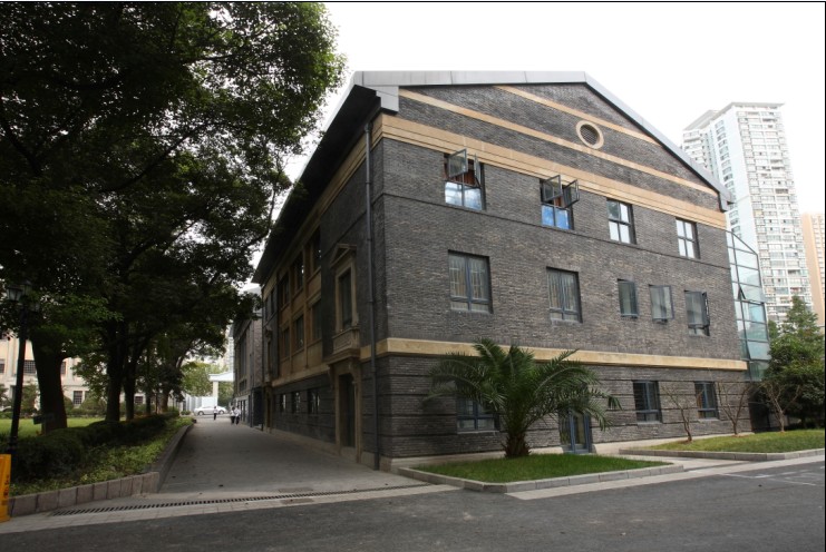  p>上海市第八中学是一所具有150余年历史的老学校,历经沧桑巨变.