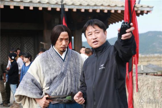 导演刘涓给段奕宏现场讲戏