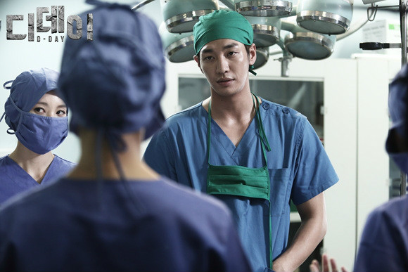 《d-day》是韩国jtbc电视台于2015年9月18日起在金土档播出的医疗剧