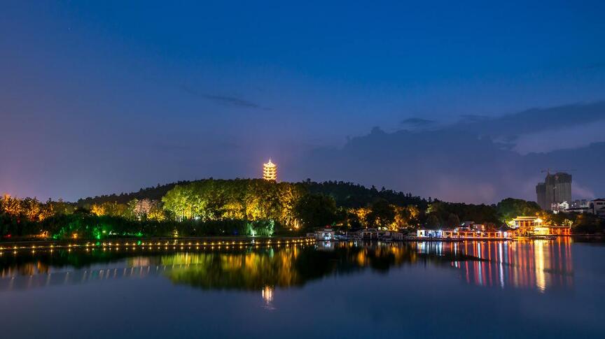  p data-id="gnwywjx85l">张公山风景区是国家aaaa景区,位于安徽省 a