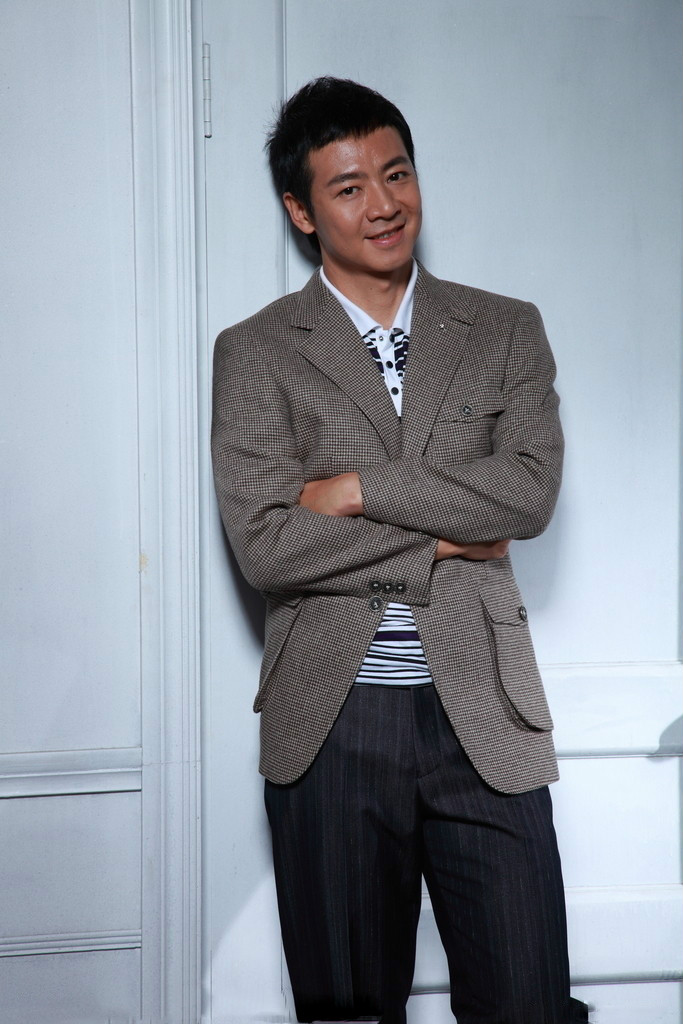  p>梁永斌,出生于广东茂名,中国内地电视节目主持人,歌手,演员.