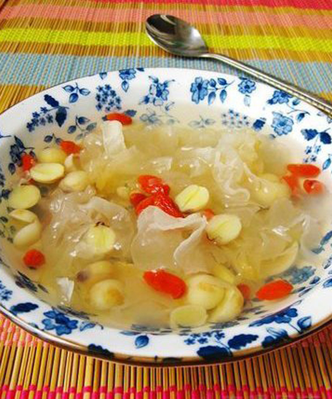 雪耳莲子糖水
