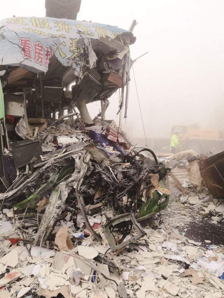 4.9沈海高速青岛胶州段交通事故