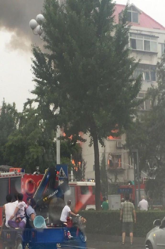 唐山市建设路北新道交叉口的山西北里发生爆炸,50余名消防官兵到场