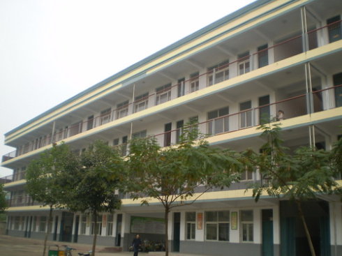 是"驿城区重点发展中学"之一,校园位于市练江路东段,北邻老汽车站,西