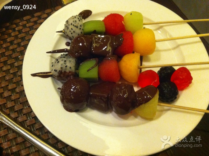  p>巧克力水果串是在欧美兴起的特色小吃,普遍使用于盛典,上流婚礼