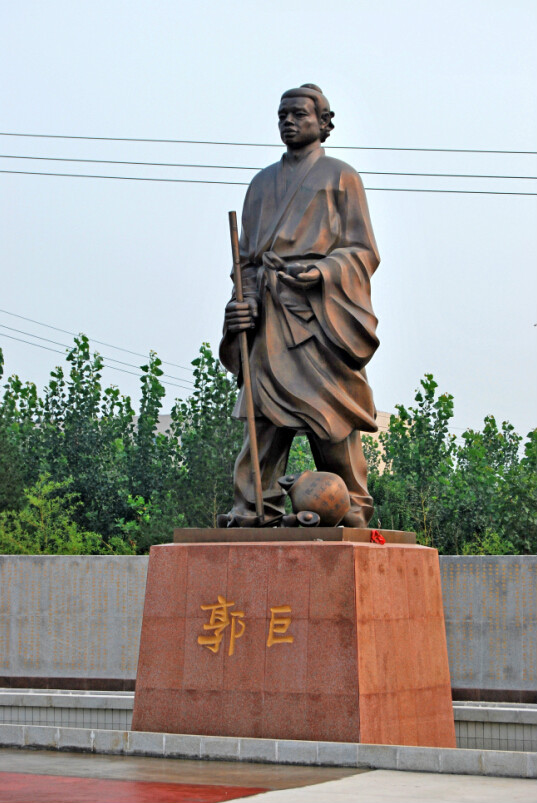 广场以郭巨"埋儿孝母"的感人故事为设计背景,与现代建筑风格相融合