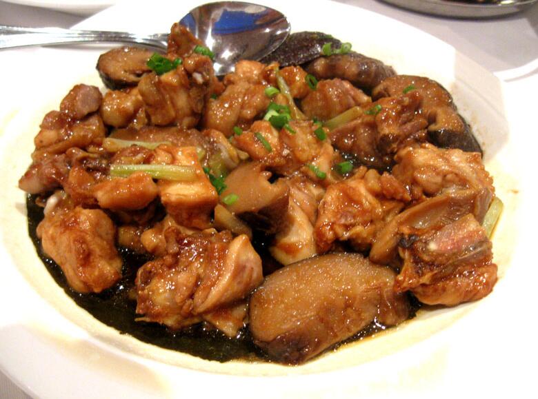 p>《北菇蒸滑鸡》是以鸡腿肉为主料,蛋清,绍酒