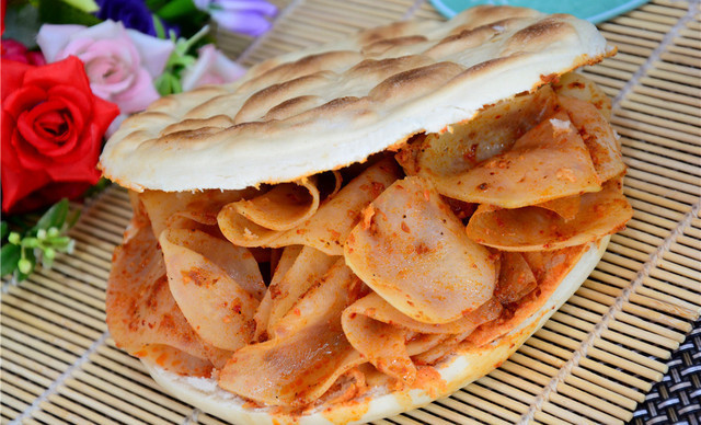  p>洋芋片夹馍是陕西省西安市 a target="_blank" href="/item/高陵区