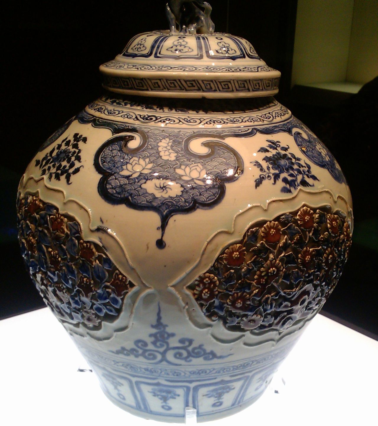  p>元代青花釉里红开光贴花盖罐1964年出土于河北保定永华南路元代