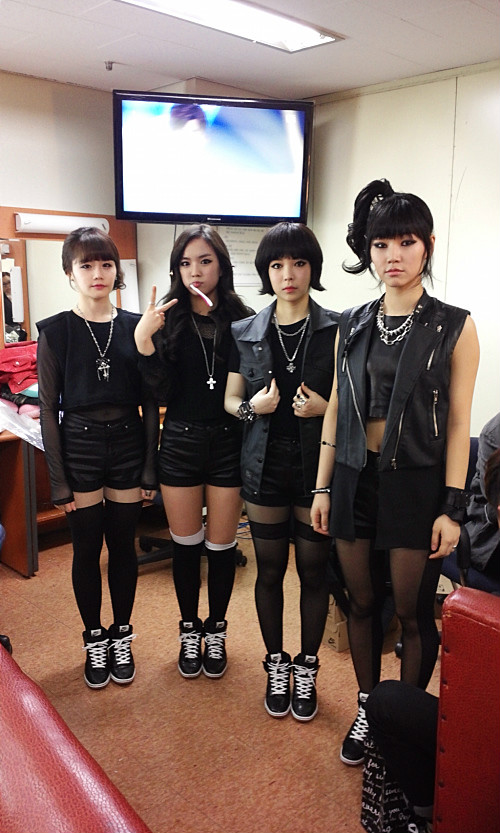 >d-unit(中文名:闪电)是d business ent于2012年8月1日推出的女子组合