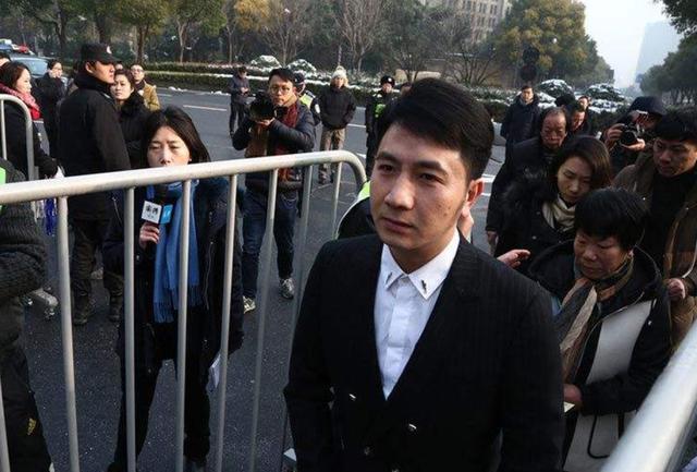 杭州保姆纵火案开庭：林生斌怒扔保温杯，消防救援不及时成焦点_百科TA说