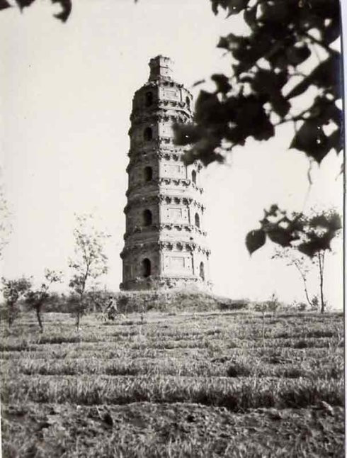 俗称良乡塔,又叫昊天塔,位于北京市房山区拱辰街道(原良乡地区)东关村