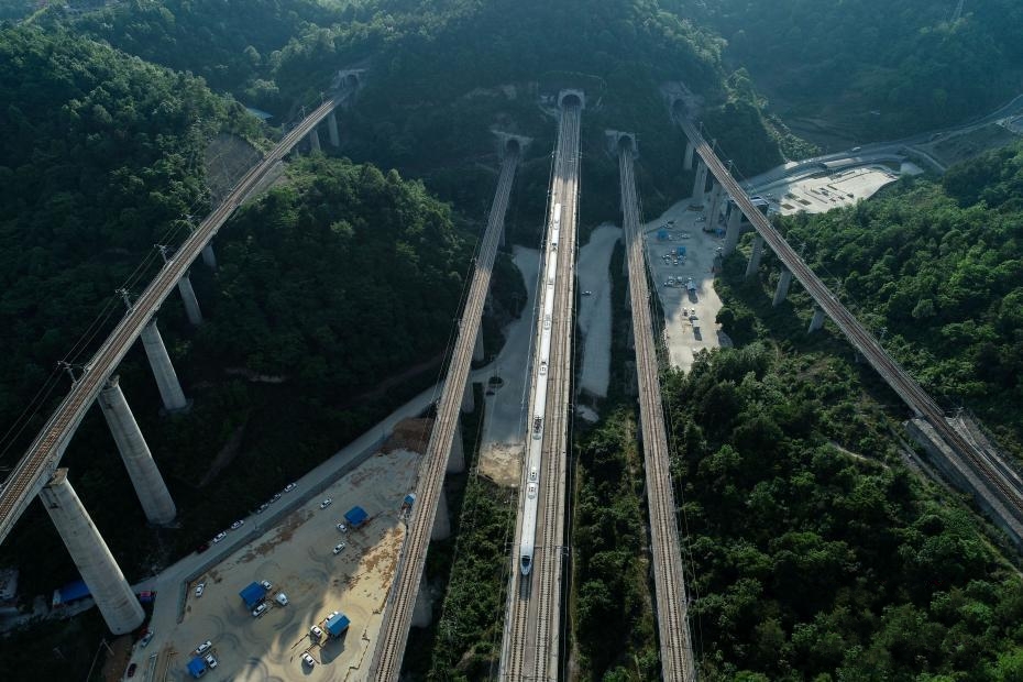  p>贵广高速铁路(guiyang-guangzhou high-speed railway),简称贵广