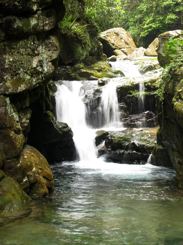 百崖峡谷为广西区级风景名胜区,位于柳州地区武宣县河马乡境内,大瑶山