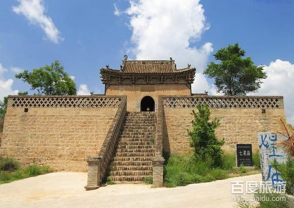 位于陕西省府谷县,因居孤山川北侧山坡之上,故得名.