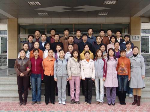  p>东港市第二中学,坐落在辽宁省东港市大东区站前街29号,前身为安东