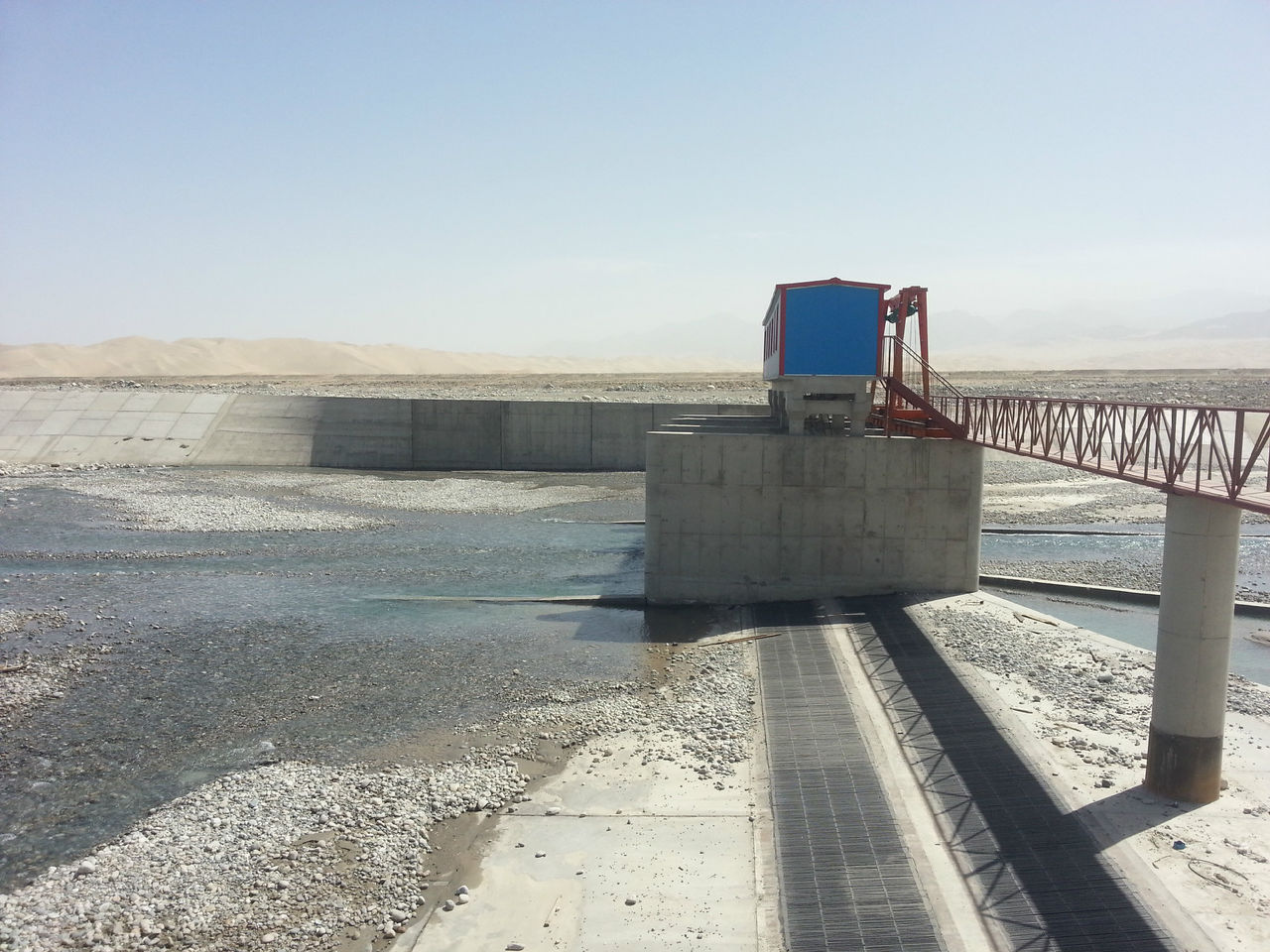  p data-id="gnwi2d8x46">通过坝顶带有栏栅的引水廊道取水,它适用于