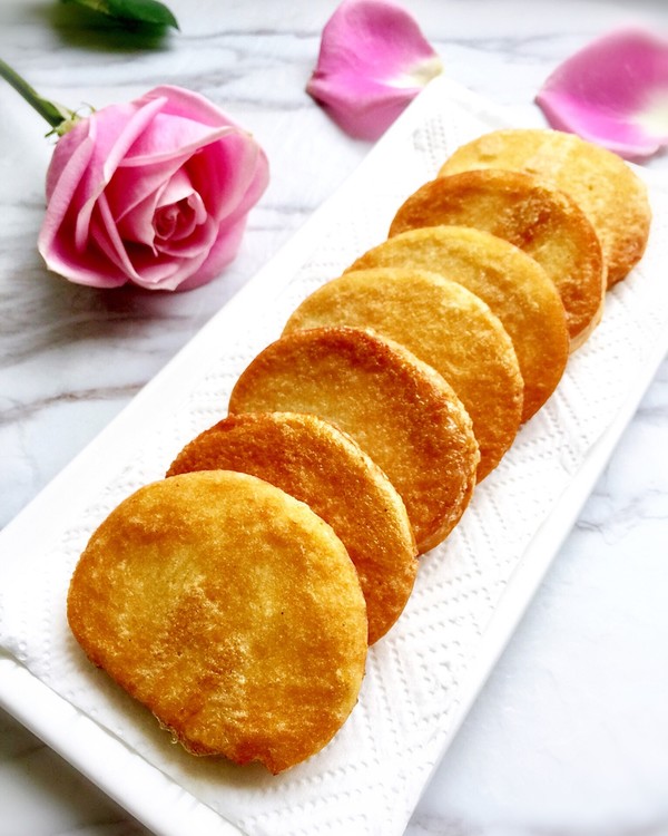 主料为馒头(450克),调料包括盐(3克),花椒(2克),花生油(150克). /p>