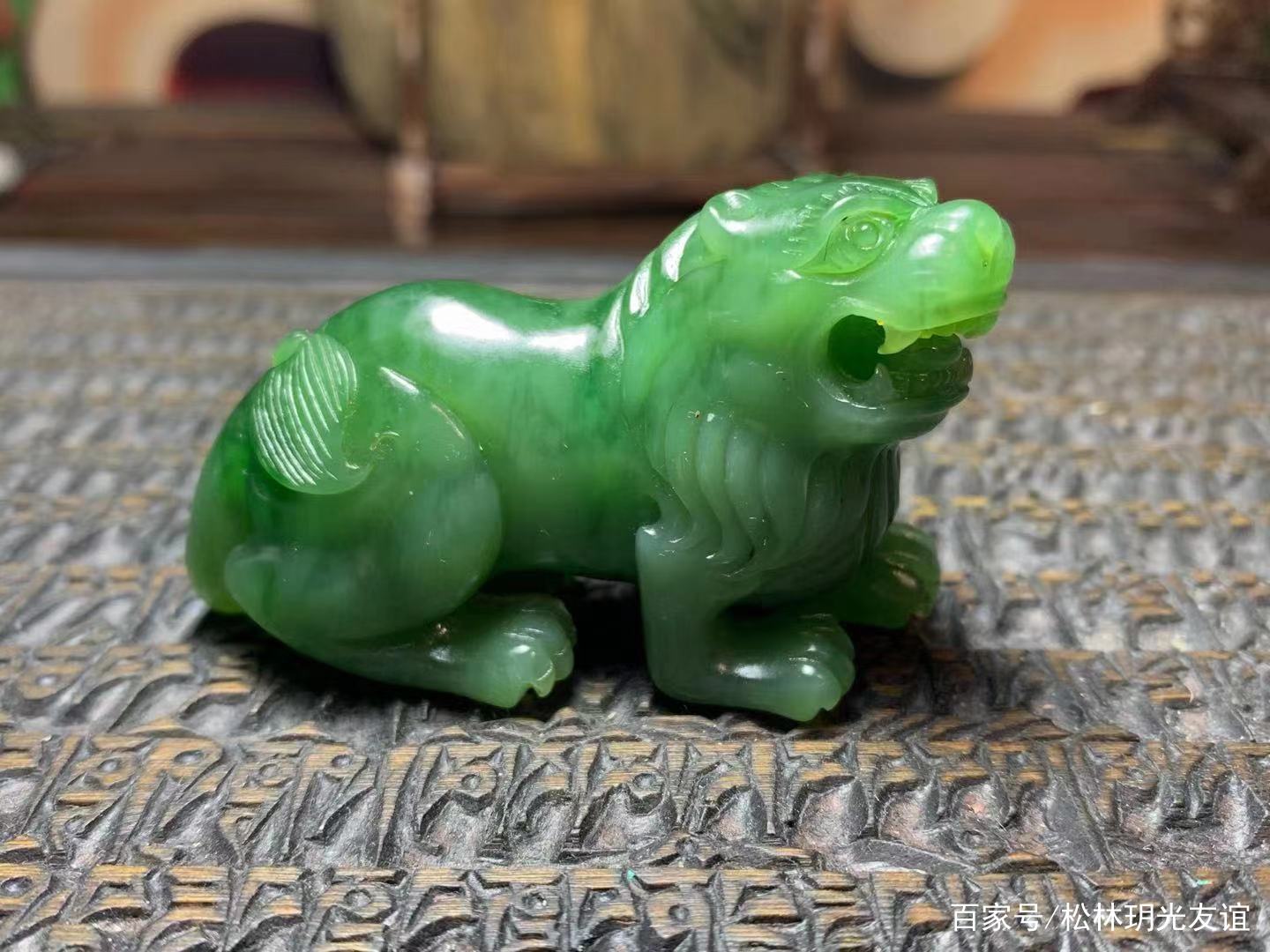 獅子置物 翡翠 ネフライト彫刻 玉石獅子台座付置物 翡翠