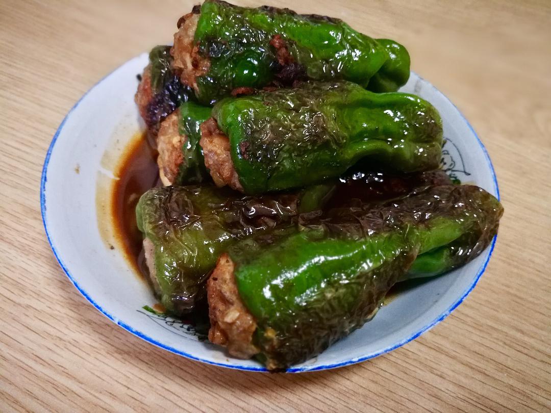  p>青椒酿肉是一道传统川菜是由青椒,主要原材料有青椒,猪肉碎,马蹄等