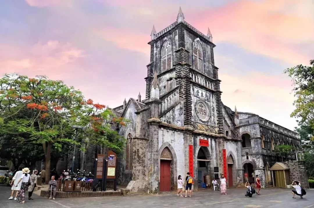  p>涠洲岛天主教堂位于涠洲岛盛塘村的天主教堂,掩映在一片绿影婆娑的