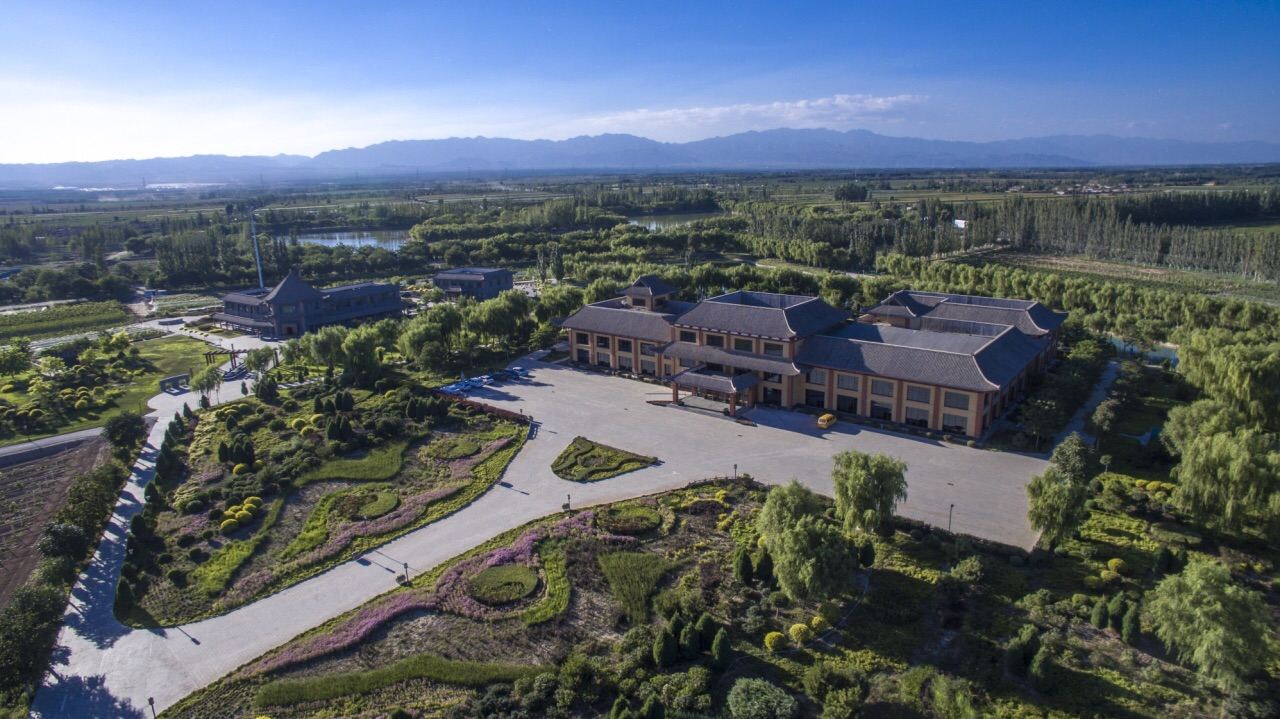  p>西夏王玉泉国际酒庄位于银川市永宁县玉泉营葡萄小镇葡萄博览路东.