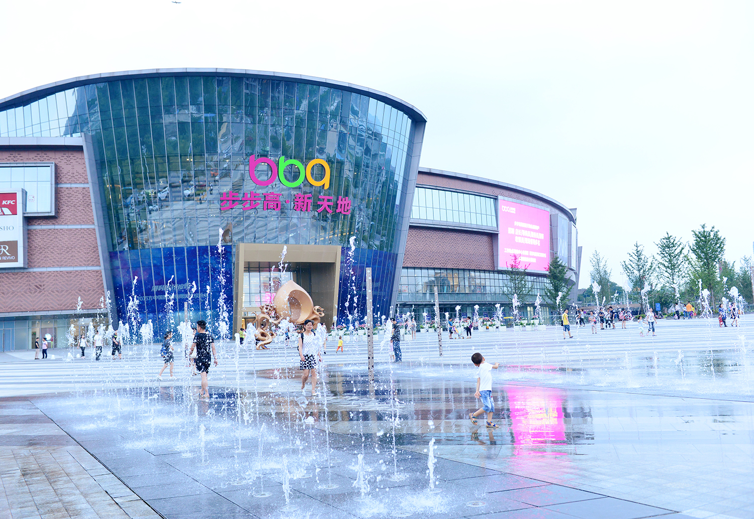  p>步步高集团于1995年3月创立于湖南湘潭,以"共创美好生活"为企业