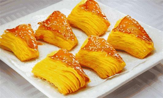  p>金牌榴莲酥是广东一带的传统风味名点,属于粤菜系.