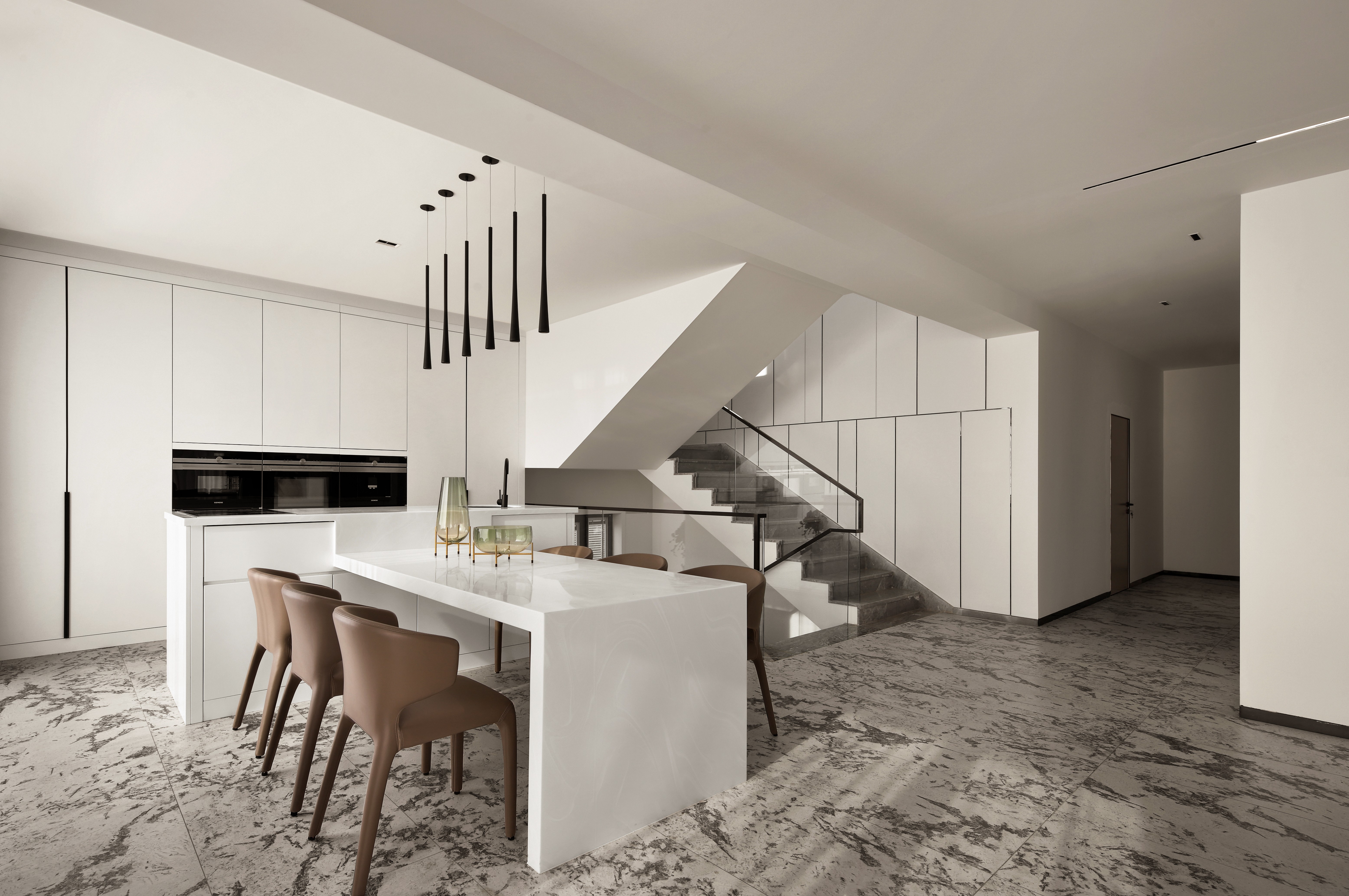 男,中国建筑文化研究会陈设艺术专业委员会特聘讲师,博洛尼设计总监