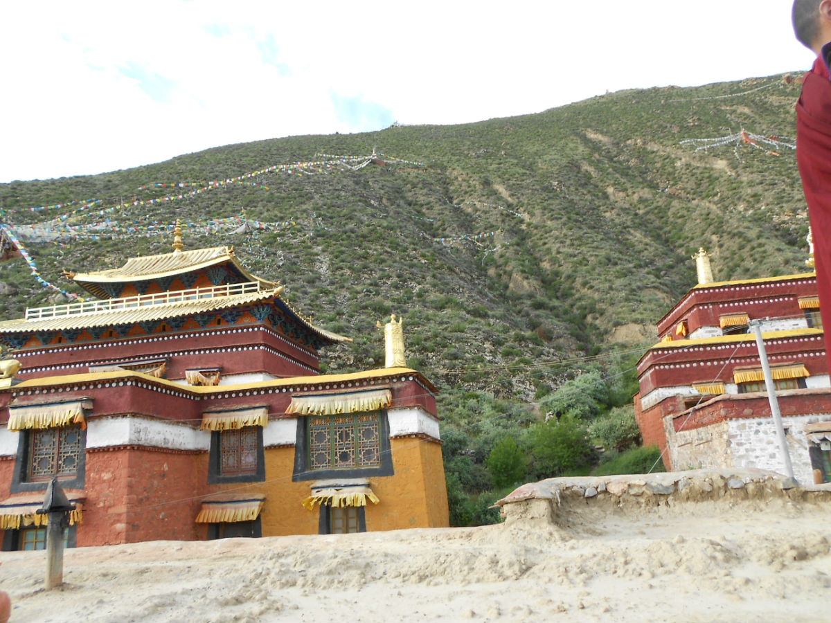  p> a target="_blank" href="/item/雍仲">雍仲 /a>寺又称"热拉雍中