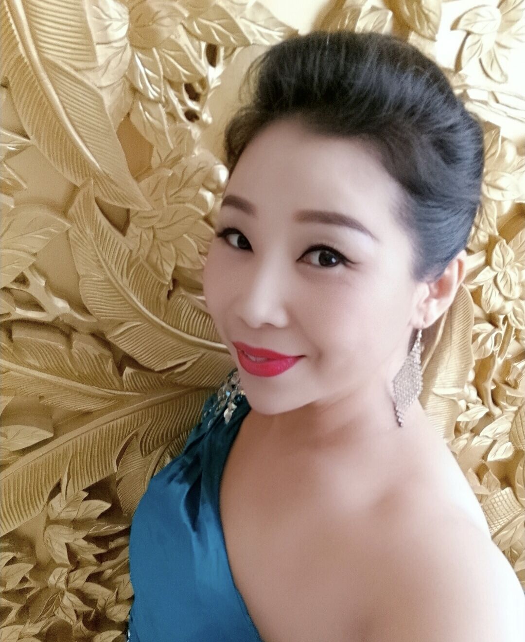 孙鲲,中国内地女歌手,代表作《帝王花》《中国力量》《中国梦》《祖国