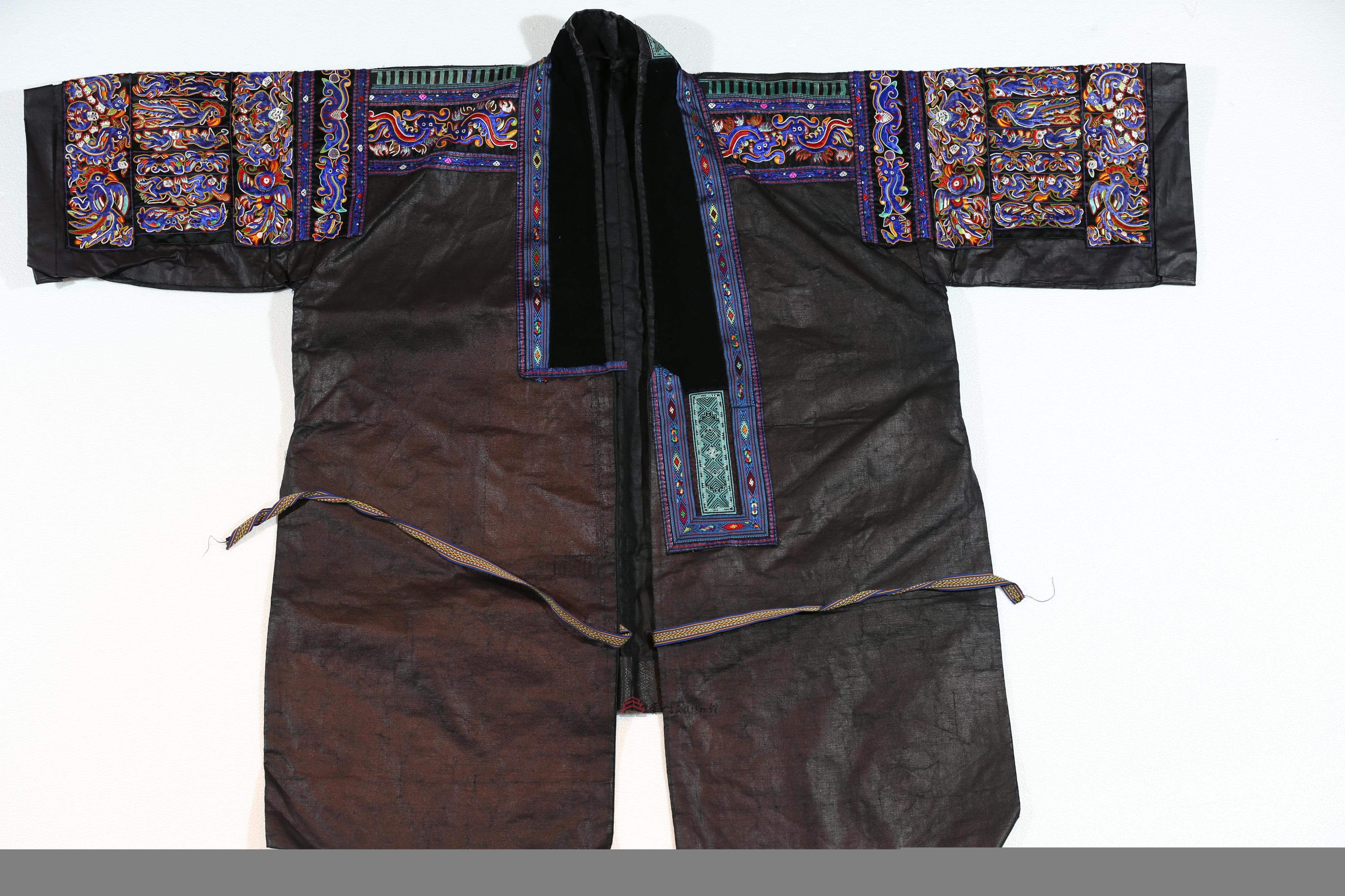 当代贵州施秉苗族龙凤人物纹破线绣亮布对襟嫁衣