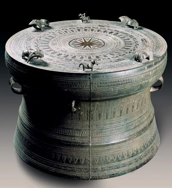  p>中国铜鼓(chinese bronze drum)中国古代西南少数民族的青铜打击