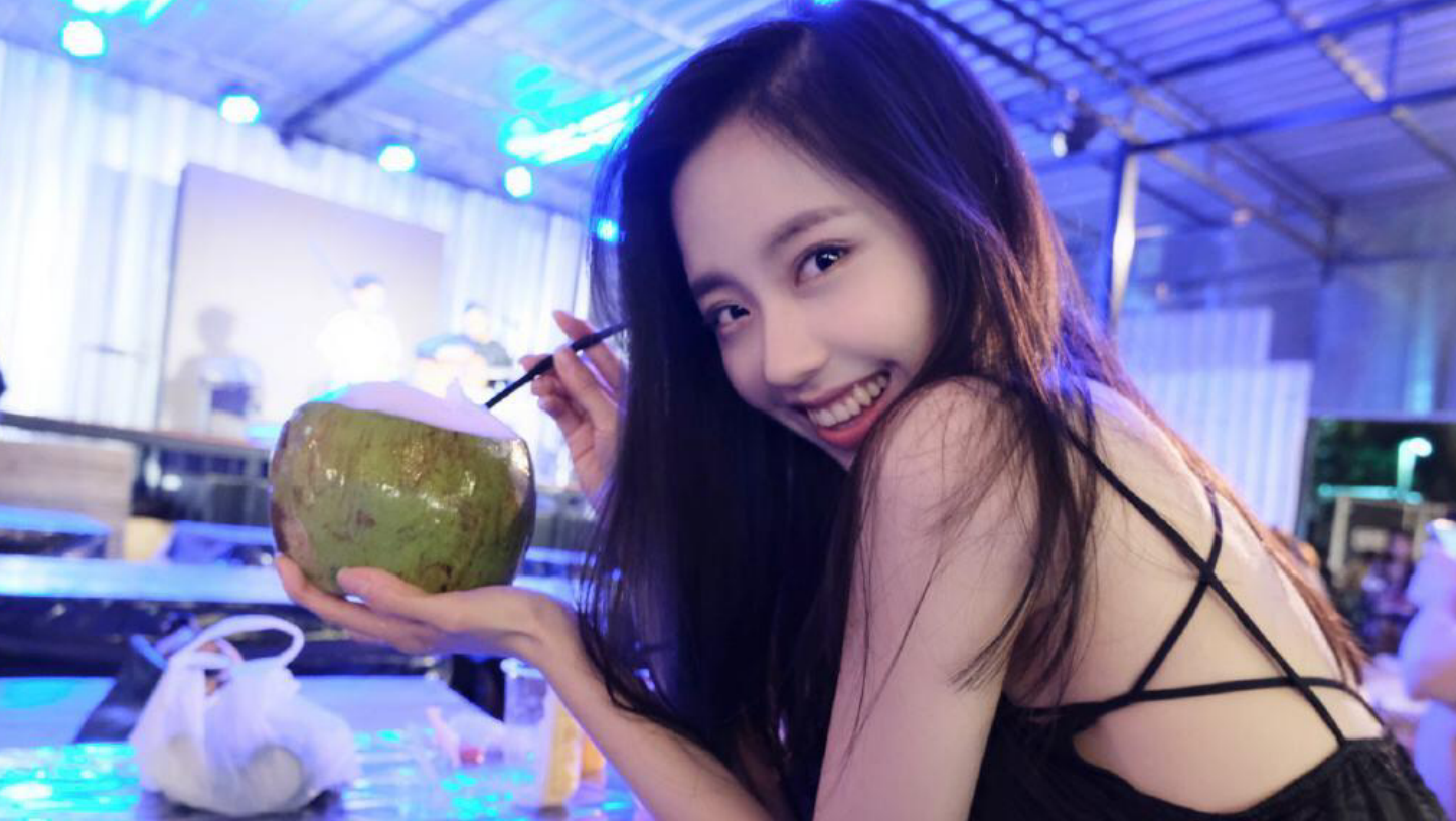 王艺瑾:女子演唱组合硬糖少女303成员