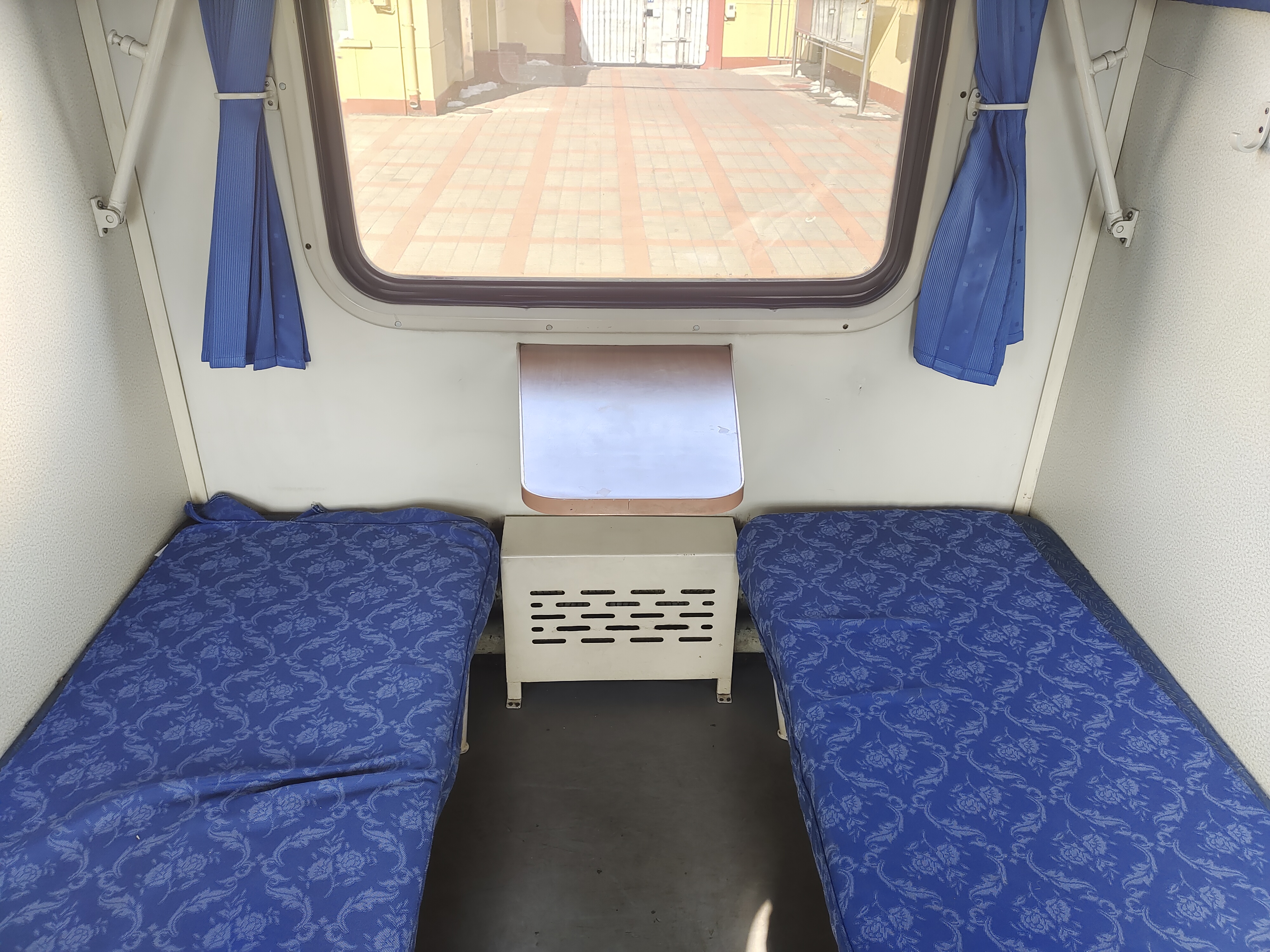  p data-id="gnx7zhzwaj">卧铺是指可供旅客平躺睡觉的铺位,本质属于