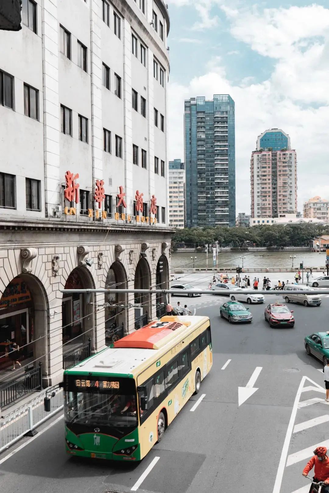  p>广州的新华大酒店,在1932年建起,由嘉南银行改造而成,并在2011年