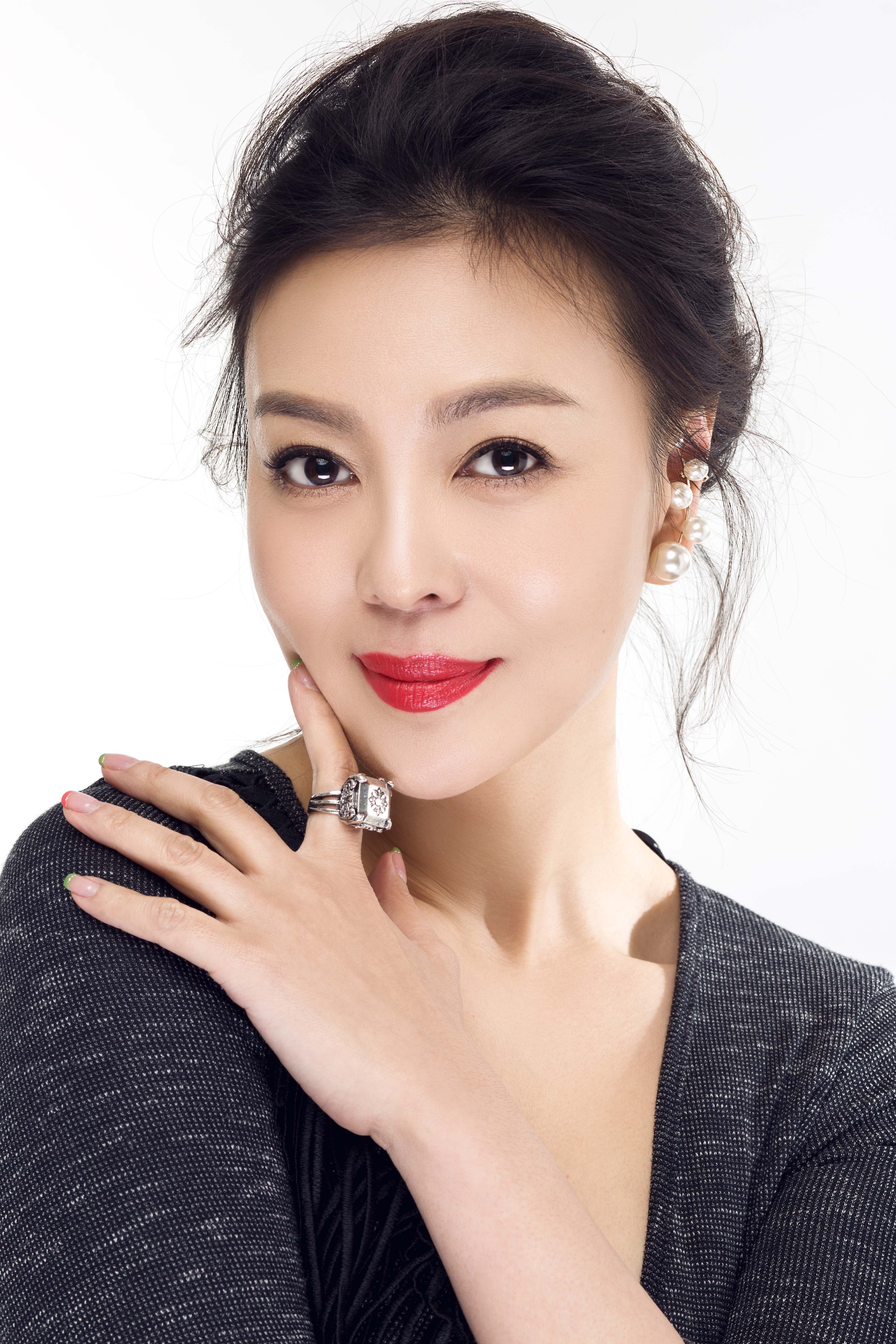  p>荣蓉,国家二级演员,制片人,毕业于 a target="_blank" href="/item