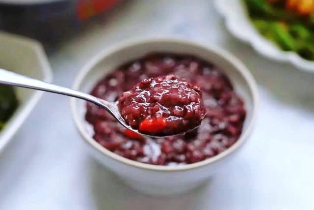 滋补桂圆鸡丁紫米粥